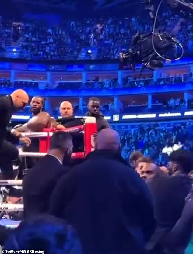 Las imágenes mostraron a Tony Bellew involucrado en un acalorado incidente con el entrenador de Jermaine Franklin, Lorenzo Reynolds, luego del regreso de Anthony Joshua el sábado.