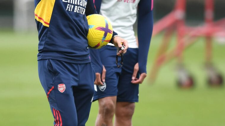 El jefe del Arsenal, Mikel Arteta, en la foto con Gabriel, aún no ha extendido su contrato