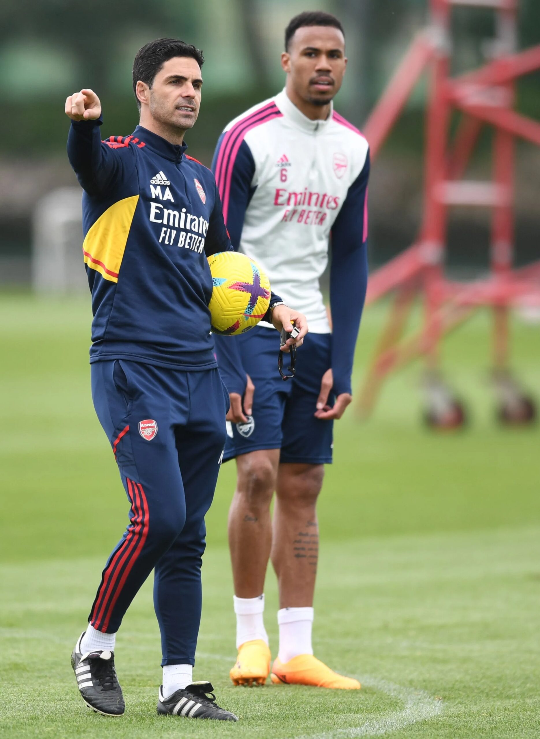 El jefe del Arsenal, Mikel Arteta, en la foto con Gabriel, aún no ha extendido su contrato
