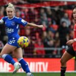 Izzy Christiansen y Ella Toone se enfrentan en un partido de WSL