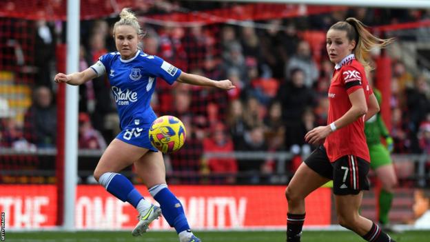 Izzy Christiansen y Ella Toone se enfrentan en un partido de WSL