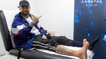 A Neymar le quitaron la bota protectora del pie y seguirá rehabilitado en París