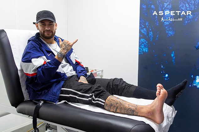 A Neymar le quitaron la bota protectora del pie y seguirá rehabilitado en París