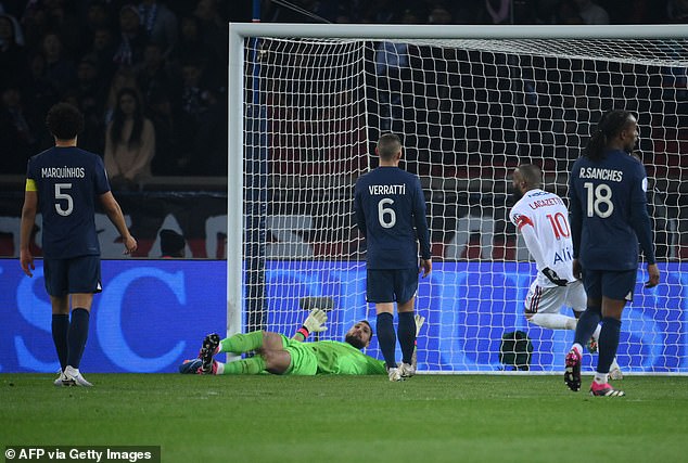 Paris Saint-Germain cayó en su octava derrota después de la Copa del Mundo el domingo por la noche contra Lyon