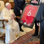 El Papa Francisco quedó eufórico tras recibir una camiseta de Lisandro Martínez