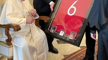 El Papa Francisco quedó eufórico tras recibir una camiseta de Lisandro Martínez