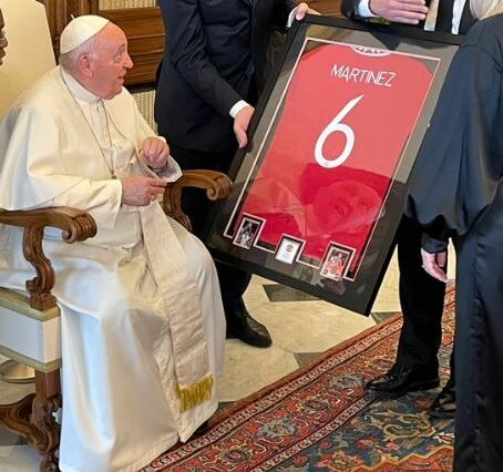 El Papa Francisco quedó eufórico tras recibir una camiseta de Lisandro Martínez