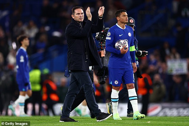 Cara valiente: su esposo Frank ahora ostenta el poco envidiable título del primer entrenador del Chelsea en los 118 años de historia del club en perder sus primeros cuatro juegos a cargo.