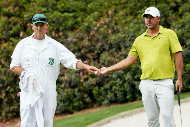 El caddie de Brooks Koepka es absuelto de violar las reglas por el Comité del Torneo de Maestros.  Este es el por qué