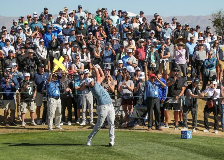 Jon Rahm aterriza en el octavo hoyo en el Pete Dye Stadium Course en PGA West durante The American Express en La Quinta, California, el 21 de enero de 2023.