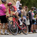 El ciclista que le disparó al gato del exjefe de estado canceló su contrato con Trek-Segafredo