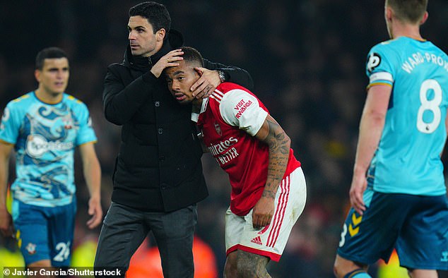 El jefe del Arsenal, Mikel Arteta, consuela a Gabriel Jesus luego del empate 3-3 con Southampton