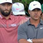 Jon Rahm (izquierda) y Brooks Koepka miran con frustración cómo se ven obligados a esperar de nuevo, en el hoyo 16, en la ronda final del Masters. El golf debe tomar medidas drásticas contra el juego lento después del Masters, aunque solo sea por el estado mental de Brooks Koepka.