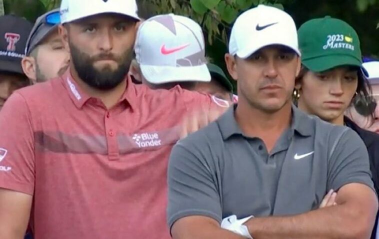 Jon Rahm (izquierda) y Brooks Koepka miran con frustración cómo se ven obligados a esperar de nuevo, en el hoyo 16, en la ronda final del Masters. El golf debe tomar medidas drásticas contra el juego lento después del Masters, aunque solo sea por el estado mental de Brooks Koepka.