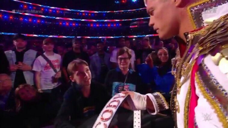 Cody Rhodes le dio su cinturón de pesas al hijo de Brode Lee, Brodie, en WrestleMania