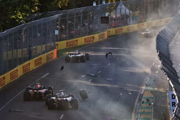 Esteban Ocon (FRA) Alpine F1 Team A523 y Pierre Gasly (FRA) Alpine F1 Team A523 en el segundo reinicio de la carrera - Valtteri Bottas (FIN) Alfa Romeo F1 Team C43 y Sergio Perez (MEX) Red Bull Racing RB19 evitan un errante neumático.  02.04.2023.  Campeonato del Mundo de Fórmula 1, Rd 3, Gran Premio de Australia, Albert Park, Melbourne, Australia, Día de la carrera.  - www.xpbimages.com, Correo electrónico: request@xpbimages.com © Copyright: Coates / XPB Images