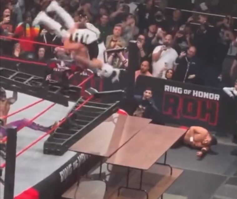 Dante Martin fue powerbombed a través de dos mesas por Penta El Zero M