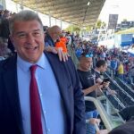 Un distendido Joan Laporta abordó las grandes cuestiones mientras la afición pedía fotografías