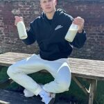 Haaland muestra con orgullo sus dos botellas de leche