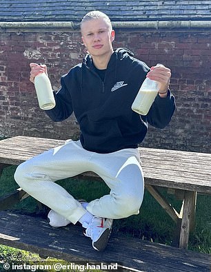 Haaland muestra con orgullo sus dos botellas de leche