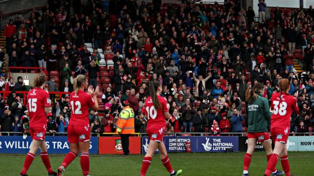 Los jugadores de Wrexham celebran