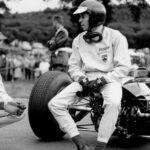 Spa-Francorchamps, Bélgica.  12-14 de junio de 1964.rJim Clark (Lotus 25-Climax) habla con Dan Gurney