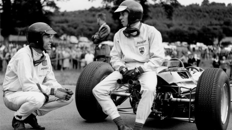 Spa-Francorchamps, Bélgica.  12-14 de junio de 1964.rJim Clark (Lotus 25-Climax) habla con Dan Gurney