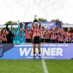 El equipo de fútbol femenino de Southampton celebra el ascenso