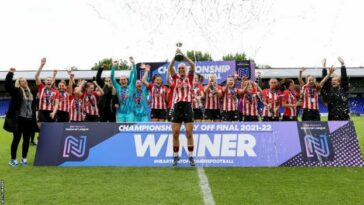 El equipo de fútbol femenino de Southampton celebra el ascenso