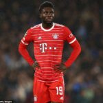 Un aficionado en el Etihad Stadium se metió en la oreja del lateral izquierdo canadiense del Bayern Alphonso Davies