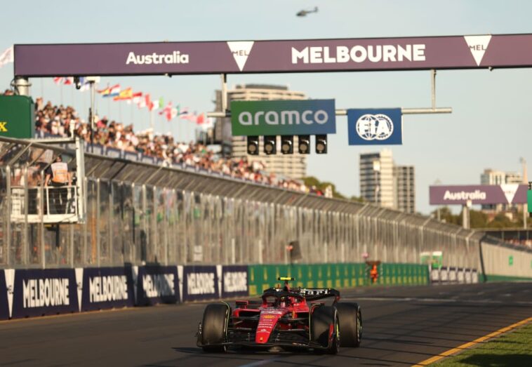 MELBOURNE, AUSTRALIA - 2 DE ABRIL: Carlos Sainz de España conduciendo (55) el Ferrari SF-23 en la pista