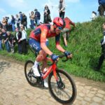 Fuera del límite de tiempo: Josh Tarling, de 19 años, lucha por terminar la París-Roubaix