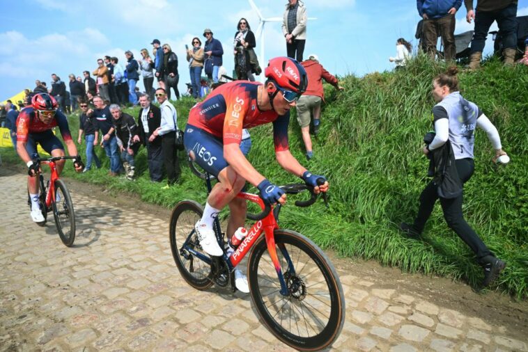 Fuera del límite de tiempo: Josh Tarling, de 19 años, lucha por terminar la París-Roubaix