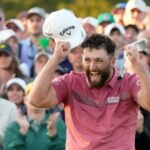 Jon Rahm reacciona en el green del 18 tras ganar el Masters el domingo.