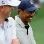 Tiger Woods comparte una risa con Justin Thomas durante una ronda de práctica a principios de esta semana en Augusta National.