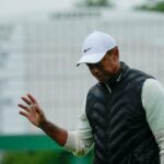 Tiger Woods terminando su segunda ronda - Horarios completos de salida de la tercera ronda de Masters 2023 - AP/Charlie Riedel