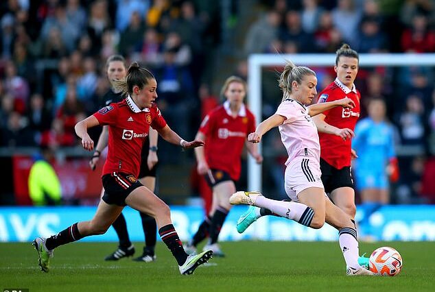 Leah Williamson duró solo 12 minutos del partido de la WSL del Arsenal contra el Manchester United