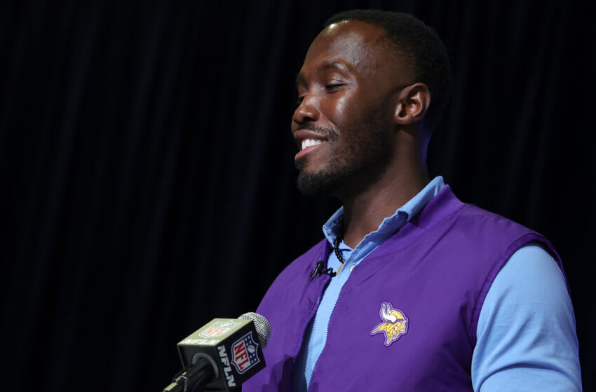 INDIANAPOLIS, INDIANA - 28 DE FEBRERO: El Gerente General Kwesi Adofo-Mensah de los Minnesota Vikings habla con los medios durante la NFL Combine en el Centro de Convenciones de Indiana el 28 de febrero de 2023 en Indianápolis, Indiana.  (Foto de Stacy Revere/Getty Images)