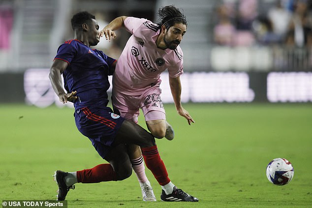 Rodolfo Pizarro (derecha) es abordado por Carlos Terán durante el partido de la MLS en el Estadio DRV PNK