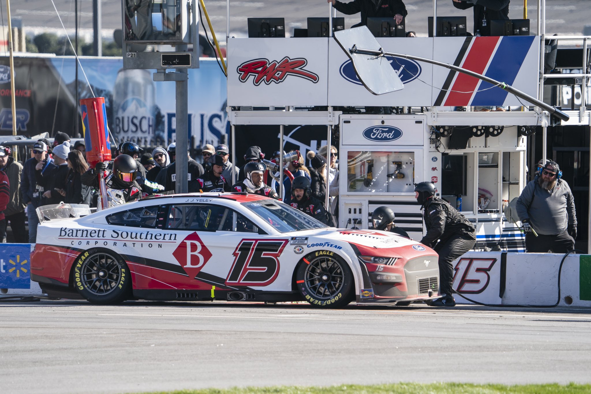 JJ Yeley comenta después de ser destrozado por Denny Hamlin