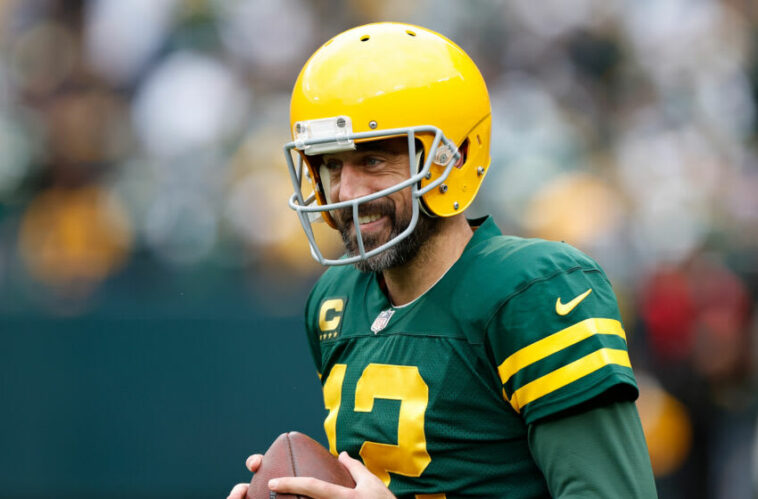 GREEN BAY, WISCONSIN - 16 DE OCTUBRE: Aaron Rodgers #12 de los Green Bay Packers sonríe mientras se calienta antes del partido contra los New York Jets en Lambeau Field el 16 de octubre de 2022 en Green Bay, Wisconsin.  Jets derrotó a los Packers 27-10.  (Foto de John Fisher/Getty Images)