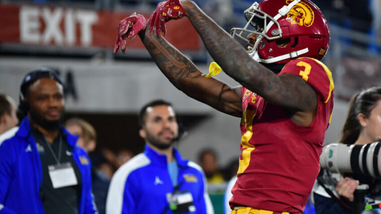 19 de noviembre de 2022;  Pasadena, California, Estados Unidos;  El receptor abierto de los Southern California Trojans, Jordan Addison (3), celebra su touchdown anotado contra los UCLA Bruins durante la segunda mitad en el Rose Bowl.  Crédito obligatorio: Gary A. Vasquez-USA TODAY Sports