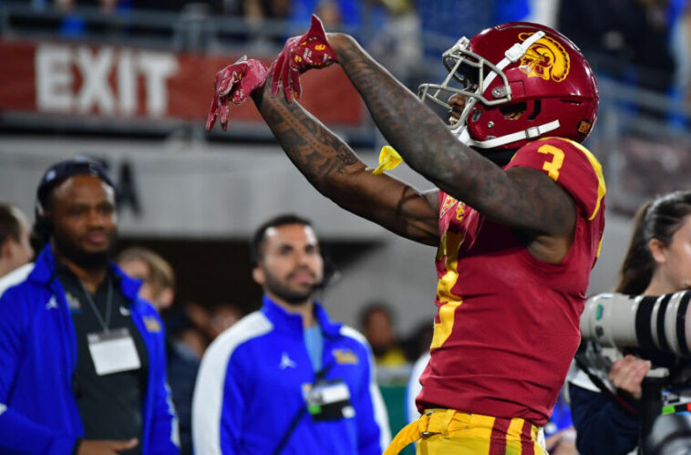 19 de noviembre de 2022;  Pasadena, California, Estados Unidos;  El receptor abierto de los Southern California Trojans, Jordan Addison (3), celebra su touchdown anotado contra los UCLA Bruins durante la segunda mitad en el Rose Bowl.  Crédito obligatorio: Gary A. Vasquez-USA TODAY Sports