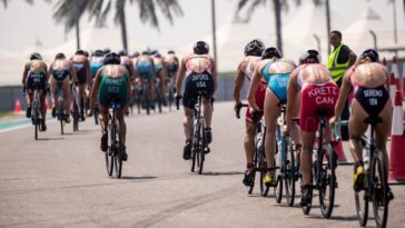 Katie Zaferes en medio del paquete de bicicletas 2023 WTCS Abu Dhabi crédito de foto Tommy Zaferes World Triathlon