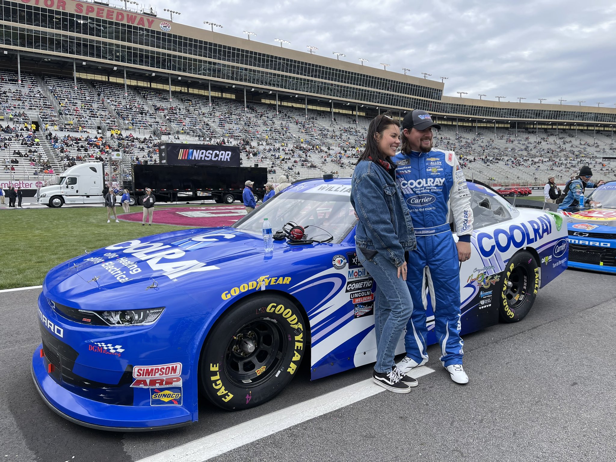 Josh Williams entrega pizza a transportista de NASCAR tras suspensión (Video)