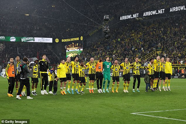 Borussia Dortmund venció este sábado 4-0 al Eintracht Frankfurt y se coloca líder de la Bundesliga