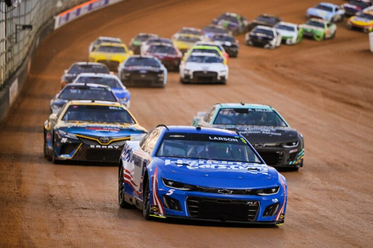 Kyle Larson vs Ryan Preece en la pista de tierra de Bristol (Video)