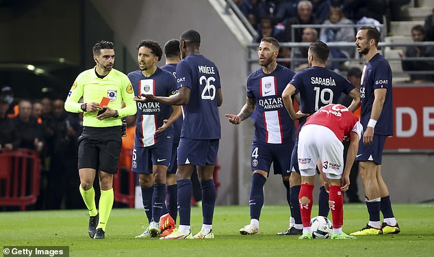 Aparentemente, a los árbitros de las ligas profesionales francesas se les ha dicho que no detengan el juego para que los jugadores rompan el ramadán.