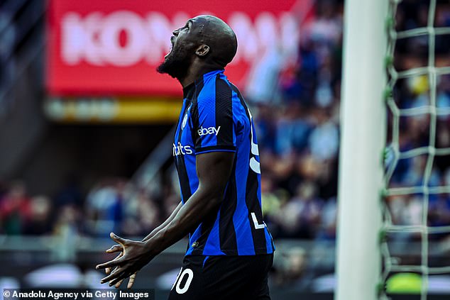 Romelu Lukaku no pudo aprovechar un centro desde seis yardas cuando el Inter se desplomó para derrotar
