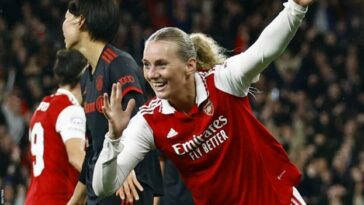 Stina Blackstenius del Arsenal celebra marcar su segundo gol contra el Bayern de Múnich en la semifinal de la Liga de Campeones